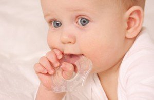 Коли ріжуться зуби у дітей, симптоми: температура, кашель, блювота   як допомогти дитині