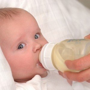 Як зберігати зціджене грудне молоко   способи зберігання і вибір молоковідсмоктувача.