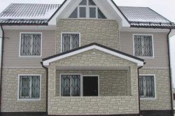 Обшивка фундаменту і вдома цокольним сайдингом: порядок робіт