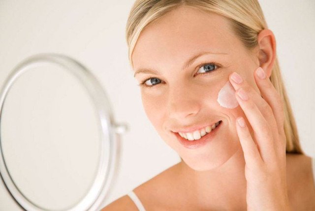 Як боротися з сухістю шкіри: корисні поради по догляду за шкірою