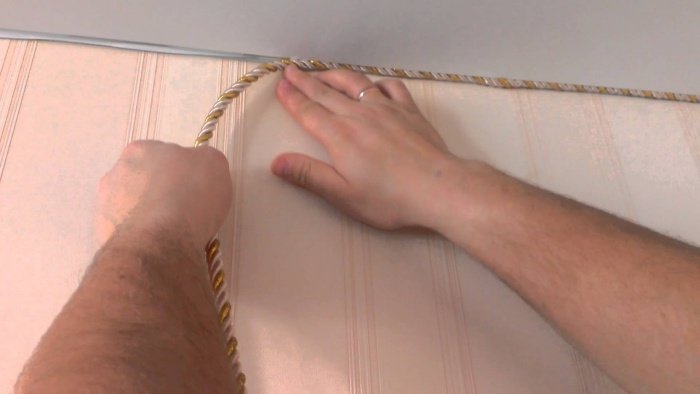 Як встановити маскувальну стрічку на натяжні стелі