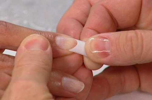 Нарощування нігтів гелем: як зменшити шкідливий вплив?
