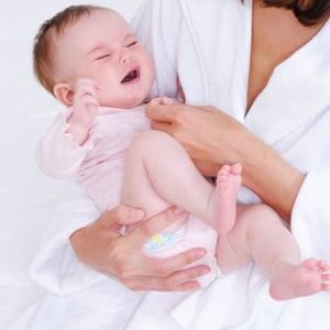 Чому бурчить в животі у немовляти при годуванні? Які правила потрібно дотримуватися по догляду за малюком?