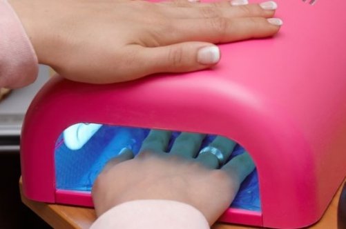 Використання лампи для сушіння нігтів: скільки тримати під нею нігті?