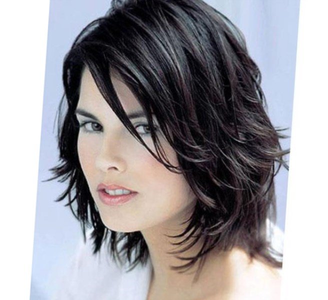 Волосся середньої довжини з чубком