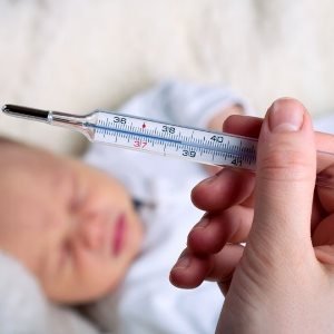Як правильно міряти температуру немовляті? Ртутним або електронним градусником? Рекомендації досвідчених фахівців.
