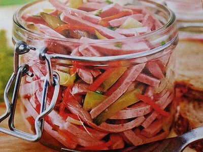 Пікантний салат з ковбасою