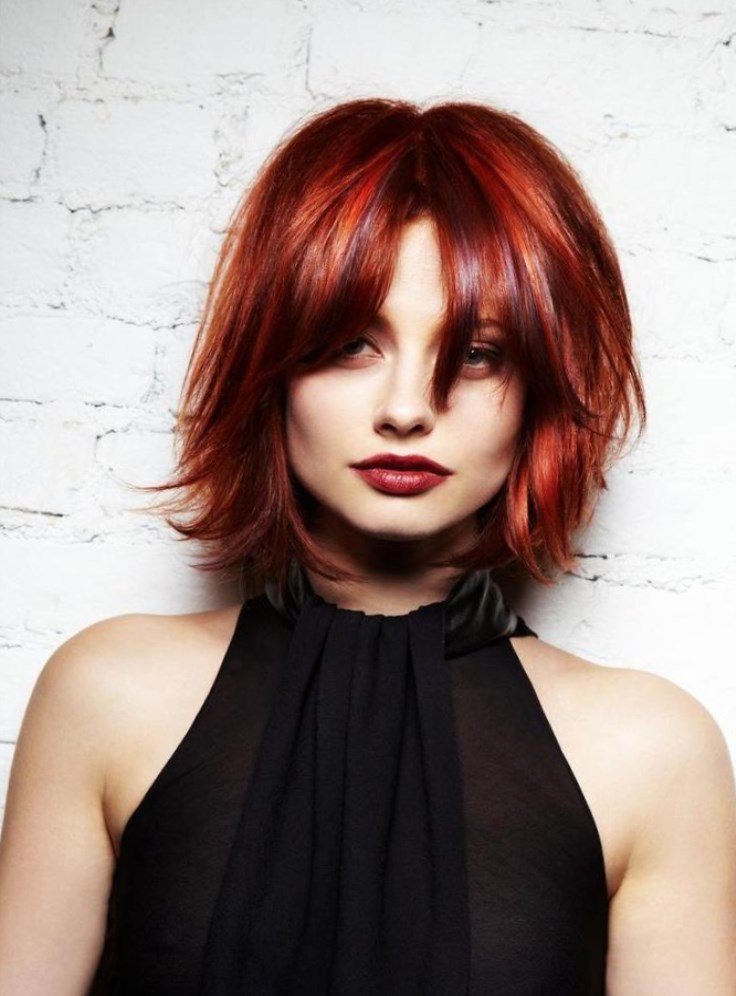 Волосся середньої довжини з чубком