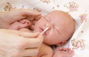 Як лікувати нежить у немовляти? Корисні інструкції для мам.