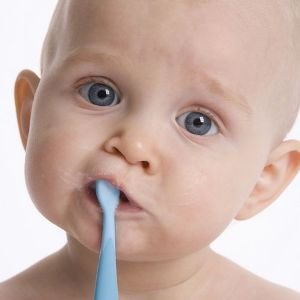 Перші зубки у немовлят   коли вони починають зростати (прорізуватися)? Як можна полегшити біль малюкові?