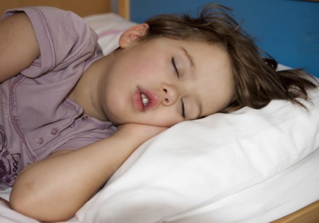 Дитина скрипить зубами уві сні: причини скрипу вночі