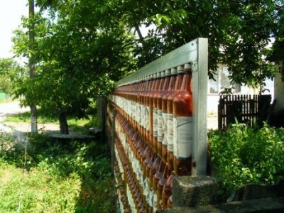 Як зробити паркан з пластикових пляшок