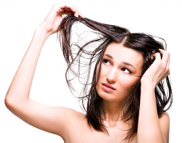 Жирні волосся і лупа: огляд лікувальних шампунів і домашніх масок