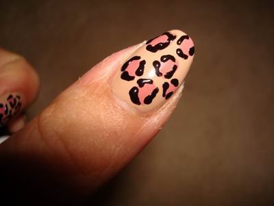 Малюнки дотсом на нігтях (dots)