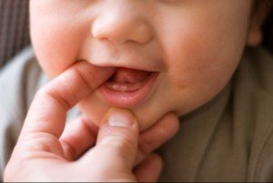 Коли ріжуться зуби у дітей, симптоми: температура, кашель, блювота   як допомогти дитині