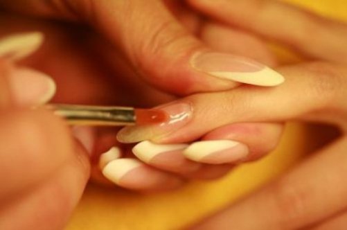 Нарощування нігтів на дому: плюси і мінуси процедури