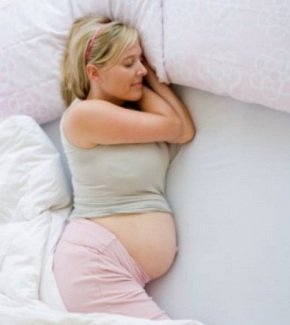 Чи можна вагітним спати на спині і животі? Які пози краще для сну?