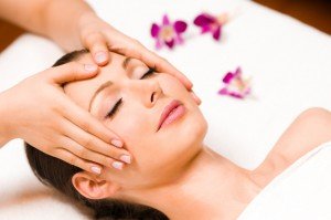Лікувальний масаж обличчя: призначення, користь, протипоказання, тривалість сеансу, ціна, відео, відгуки