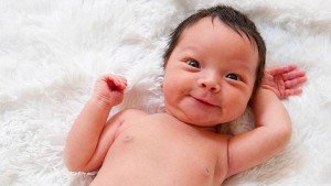 Коли немовлята починають бачити і чути, що діється навколо? Коли вони вже можуть посміхнутися?