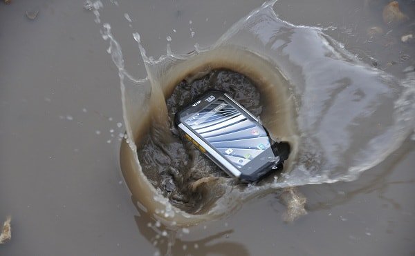 Що робити, якщо телефон впав у воду та не включається?