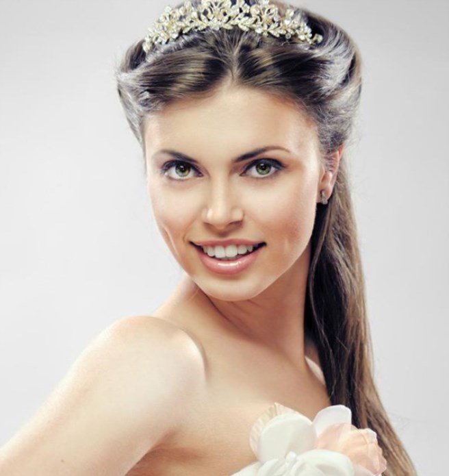 Весільні зачіски з фатою і кольорами