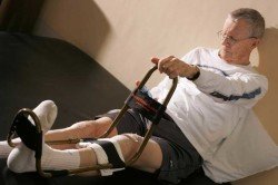 Реабілітація після операції по заміні колінного суглоба: вправи, періоди (відео)