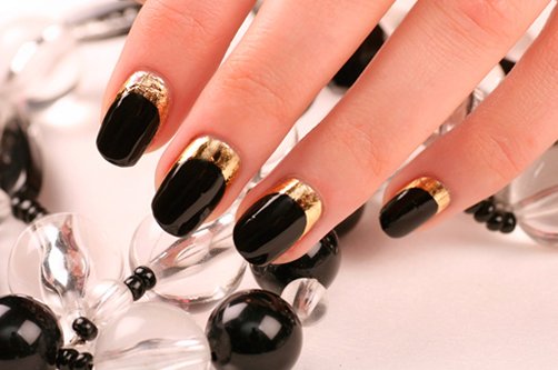Дизайн нігтів чорний з золотом