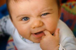 Чому течуть слюні бульбашками у 2 місячної дитини? Як пережть цей період?