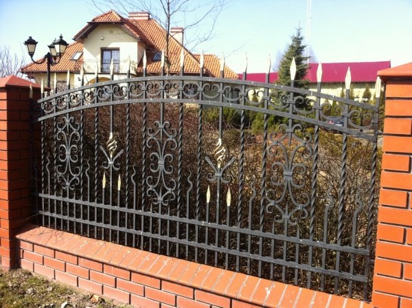 Яку фарбу для забору краще вибрати