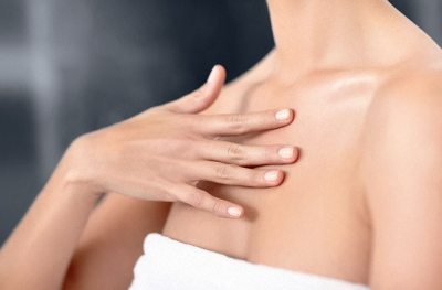 Висип на грудях, спині у жінок: причини, лікування