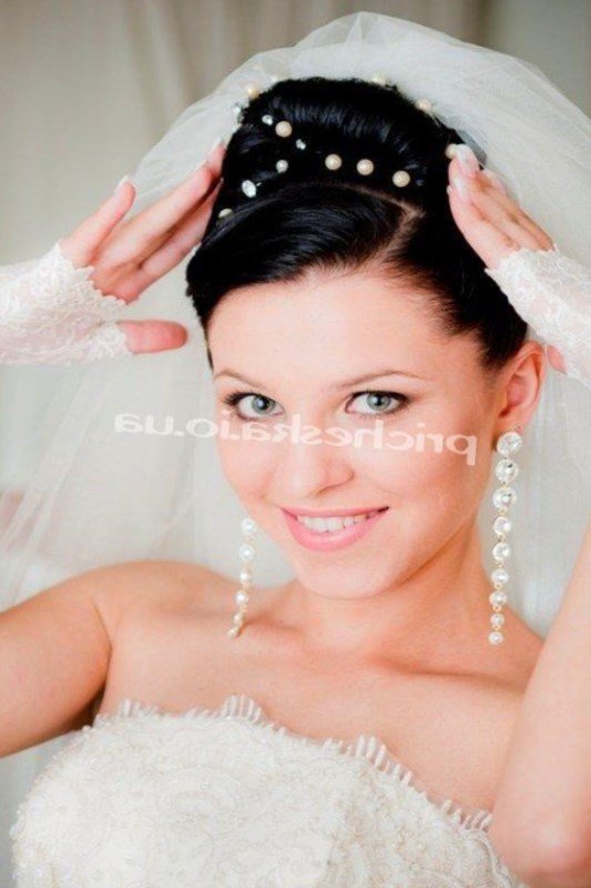 Зачіски з фатою на середні волосся Зачіски з фатою на середні волосся