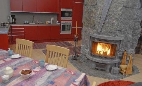 Дизайн кухні вітальні з каміном