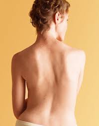 Біль за грудиною посередині віддає в спину. Причини і джерела болю