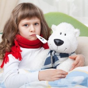 Як лікувати гавкаючий кашель у дитини з температурою або без неї? Народні засоби в боротьбі з хворобою.