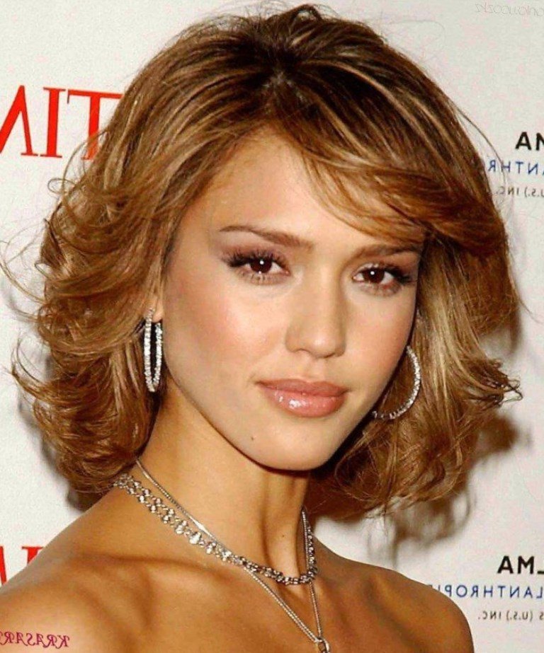 Волосся середньої довжини з чубком