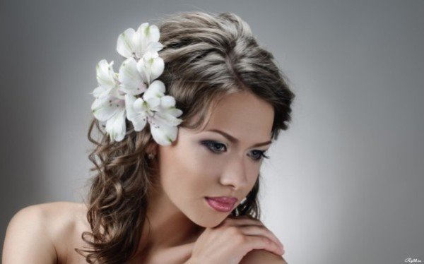 Як прикріпити живі квіти у волосся: варіанти модних зачісок