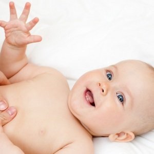 Чому бурчить в животі у немовляти при годуванні? Які правила потрібно дотримуватися по догляду за малюком?