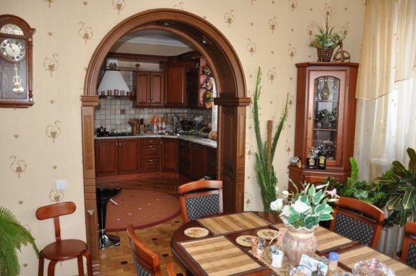 Дизайн арки між вітальнею і кухнею