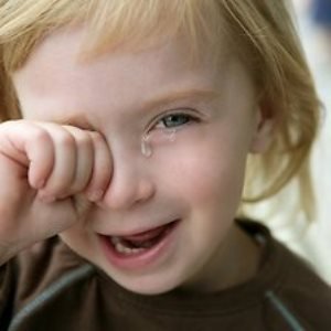 Що робити, якщо у дитини гнояться очі? Чим потрібно лікувати недугу?