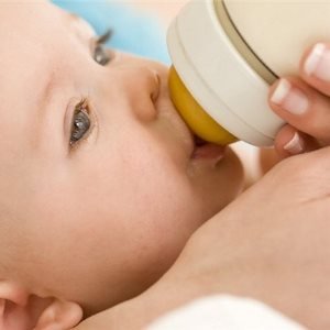 Грудне молоко   дізнаємося, як правильно зціджувати його руками. Поради щодо умов зберігання.