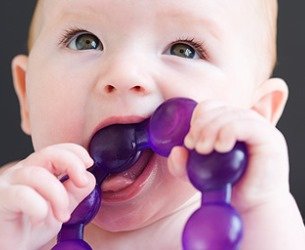 Прорізування зубів у немовлят   перші симптоми і ознаки, коли зявляться зубки?