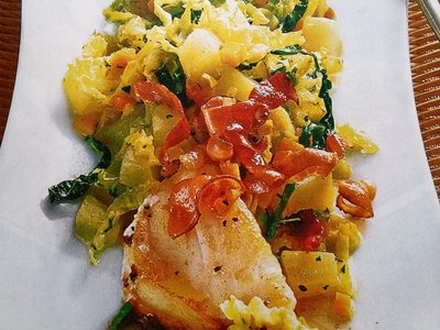 Смажена риба на «подушці» з тушкованих овочів з беконом