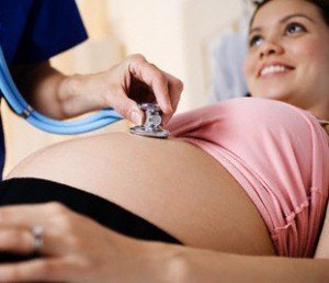 У скільки тижнів, на якому терміні вагітності зазвичай починає ворушитися дитина?