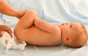 Як повинні виглядати какашки малюка? Що робити якщо у немовляти зелені какашки?