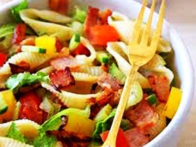 Салат з макаронами, беконом і овочами