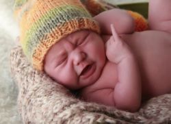 Чому у сні немовля крекче і тужиться? Що може його турбувати?