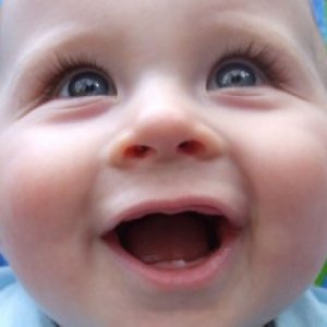Перші зубки у немовлят   коли вони починають зростати (прорізуватися)? Як можна полегшити біль малюкові?