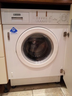 Вбудовані пральні машини під стільницю: зручність і комфорт на кухні