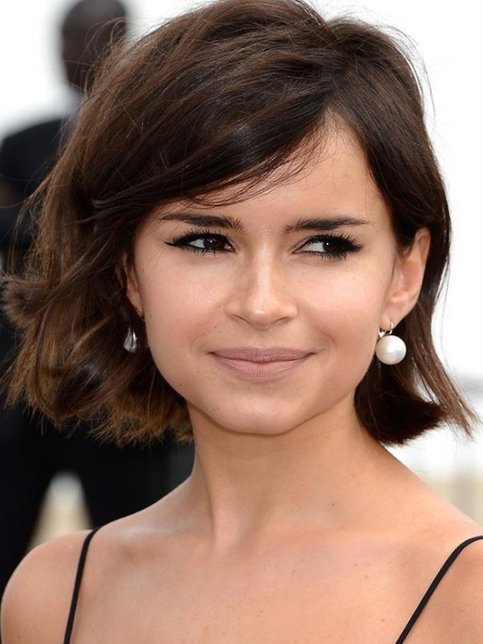 Волосся середньої довжини з чубком