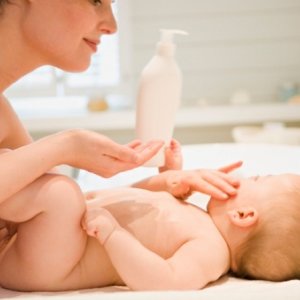 Висипання на обличчі і на тілі немовляти у вигляді прищиків. Способи лікування цієї недуги.